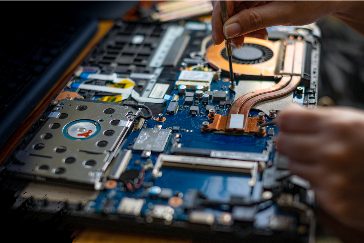 Técnicos da Master Info trabalhando